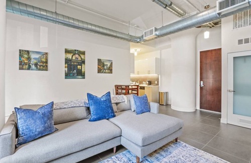 Historic Core Apartamento | Stunning DTLA Gem 2bed w/ pool, gym, & parking