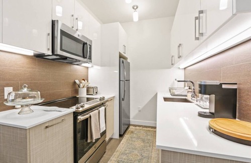 Historic Core Apartamento | Stunning DTLA Gem 2bed w/ pool, gym, & parking