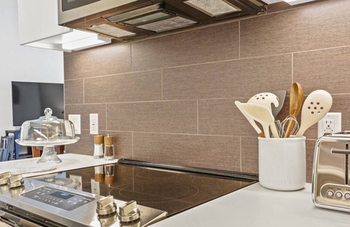 Historic Core Apartamento | Stunning DTLA Gem 2bed w/ pool, gym, & parking