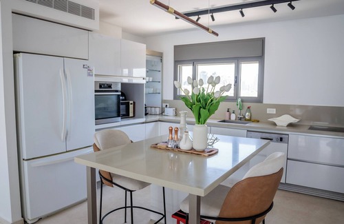 Tel Aviv Promenade Apartamento | Impresionante ático dúplex con piscina infinita en la azotea, estacionamiento, amplio espacio