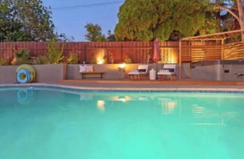 Woodland Hills Casa | Stunning Entertainers dream Home w/Pool Hot-tub