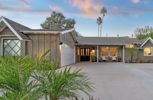 Woodland Hills Casa | Stunning Entertainers dream Home w/Pool Hot-tub