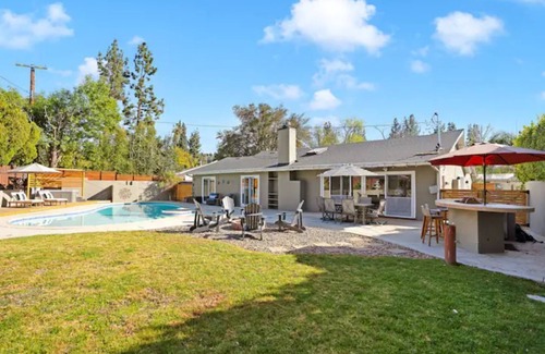 Woodland Hills Casa | Stunning Entertainers dream Home w/Pool Hot-tub