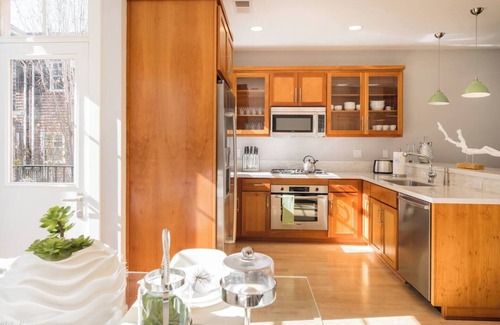 Cathedral Hill Casa | STUNNING EXECUTIVE 3 BEDROOM HOME WITH ATTACHED GARAGE