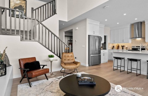 Airdrie Casa | Stunning Executive Home » Central AC » King Bed
