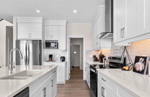 Airdrie Casa | Stunning Executive Home » Central AC » King Bed
