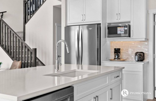 Airdrie Casa | Stunning Executive Home » Central AC » King Bed