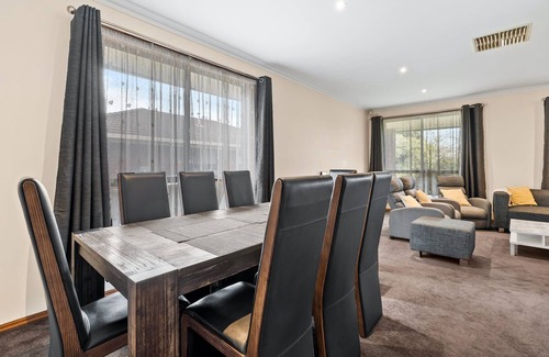 Canadian Apartamento | Family Friendly 4BR Holiday Home