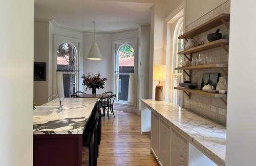 Armadale Casa | Stunning family home with pool & spa. Close to restaurants and shopping!