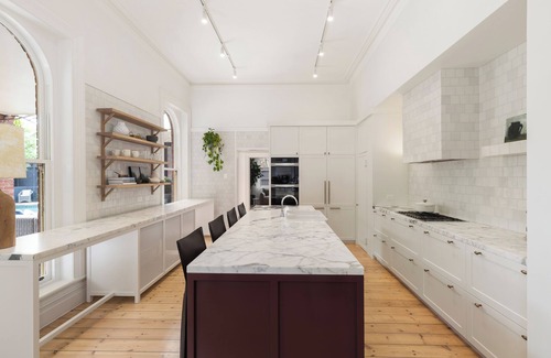 Armadale Casa | Stunning family home with pool & spa. Close to restaurants and shopping!