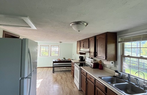 Washburn Otro | Stunning Farm House, Horses on property, Quiet and relaxing,