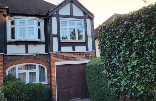 Cassiobury Casa | Stunning five bedroom detached house