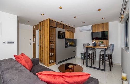 Selce Apartamento | Impresionante piso junto al mar con piscina, vistas al mar, ducha exterior, tumbonas