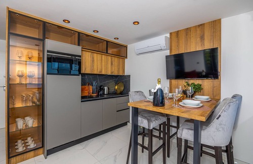 Selce Apartamento | Impresionante piso junto al mar con piscina, vistas al mar, ducha exterior, tumbonas