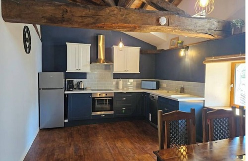 Champagne-et-Fontaine Apartamento | Stunning river terrace apartment