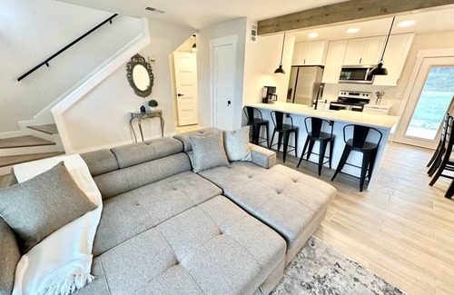 Wetmore Casa | Stunning Glass Balcony Townhome with Rolling Hills View Near Six Flags & Boerne