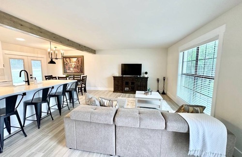 Wetmore Casa | Stunning Glass Balcony Townhome with Rolling Hills View Near Six Flags & Boerne