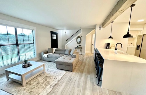 Wetmore Casa | Stunning Glass Balcony Townhome with Rolling Hills View Near Six Flags & Boerne