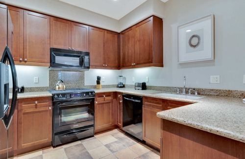 La Quinta Apartamento | Stunning Ground Floor 1BR Villa #A, Steps to Pool!