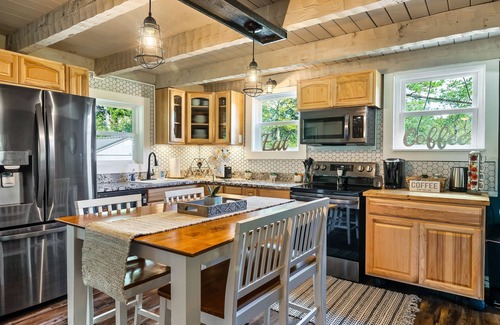 Kodak Cabina | Stunning Hillside Cabin w/ Hot Tub & Game Room