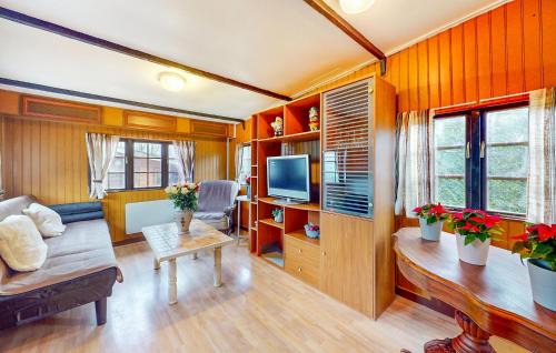 Egriselles-le-Bocage Casa | Stunning Home In Égriselles-Le-Bocage