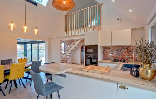 La Hague Casa | Stunning Home In Flottemanville-Hague