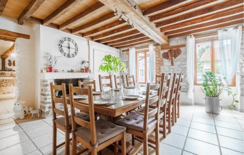 Montigny-les-Monts Casa | Stunning Home In Montigny-Les-Monts