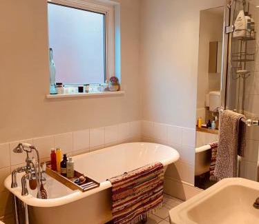 Penge Apartamento | Stunning Home, Garden, Parking & Close Train Stations