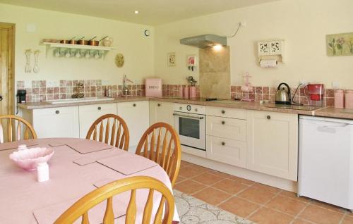 Saint-Pierre-sur-Orthe Casa | Stunning Home In Saint-Pierre-Sur-Orth