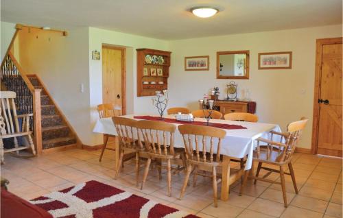 Saint-Pierre-sur-Orthe Casa | Stunning Home In Saint-Pierre-Sur-Orth