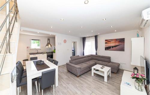 Marina Casa | Stunning Home In Marina