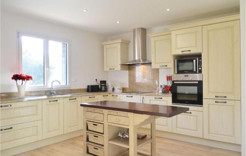 Saint-Denoeux Casa | Stunning Home In Saint-Denoeux