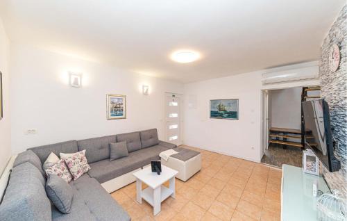 Slatine Casa | Stunning Home In Slatine With Kitchen