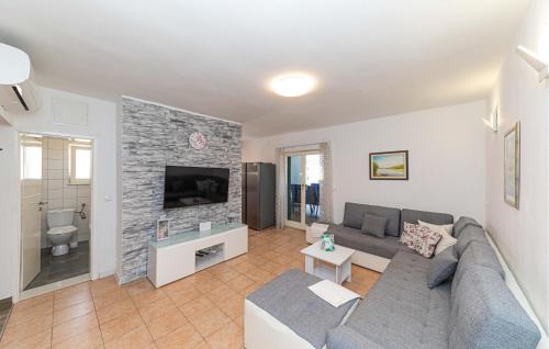 Slatine Casa | Stunning Home In Slatine With Kitchen