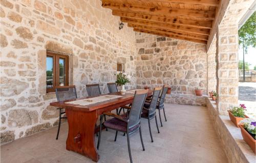 Unesic Casa | Stunning Home In Unesic