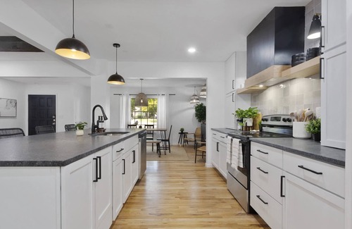 Overland Park Casa | Stunning Home|Modern|4 Bed|Golf Course Views