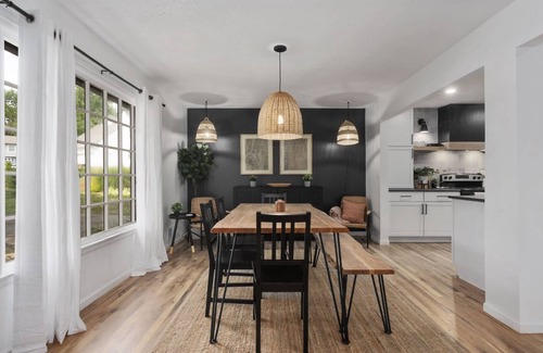 Overland Park Casa | Stunning Home|Modern|4 Bed|Golf Course Views