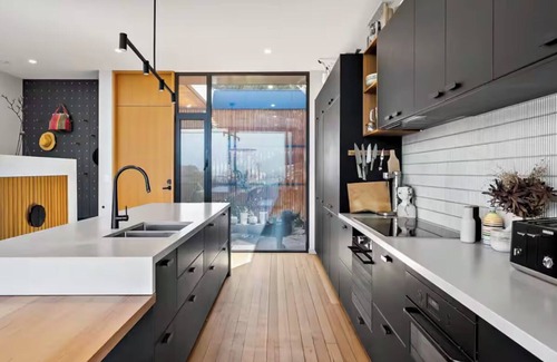 West Hobart Casa | Stunning home with Breathtaking Views. Perfect for big groups and families!
