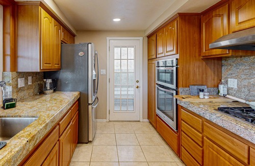 Thousand Oaks Casa | Stunning house with firepit, deck, enclosed backyard and mountain views