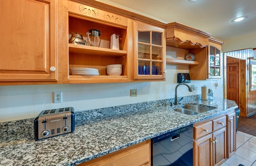 Idyllwild Cabina | Espaciosa cabaña 4BR Idyllwild con bañera de hidromasaje privada.