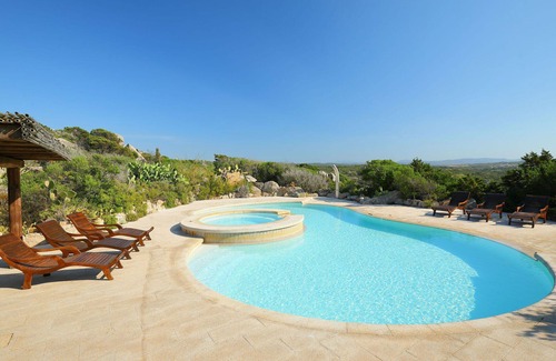 Santa Teresa di Gallura Villa | Estupenda casa de vacaciones privada con WIFI, jacuzzi, A/C, piscina privada, TV, patio