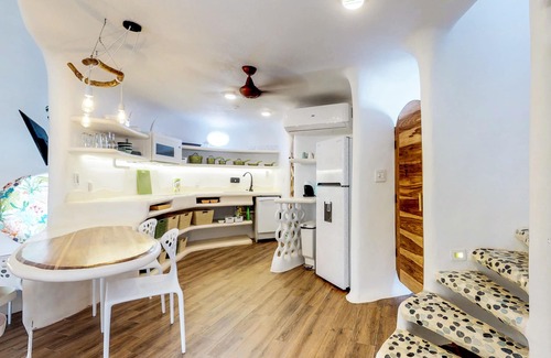 Cocoplum Villa | Impresionante villa frente al mar con comodidades de primer nivel, piscina compartida y más.