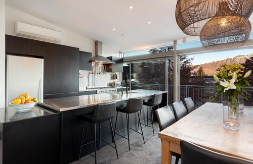 Fernhill Casa | Stunning lake and mountain views, spa, close to town in a peaceful neighbourhood