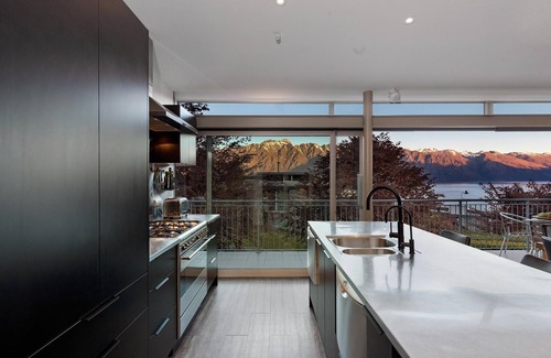 Fernhill Casa | Stunning lake and mountain views, spa, close to town in a peaceful neighbourhood