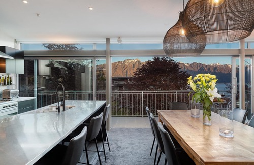 Fernhill Casa | Stunning lake and mountain views, spa, close to town in a peaceful neighbourhood