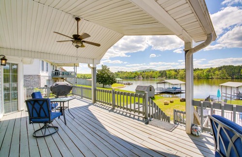 Mid America Casa | Stunning Lake Hamilton Getaway with Hot Tub!