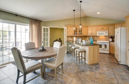 Mid America Casa | Stunning Lake Hamilton Getaway with Hot Tub!
