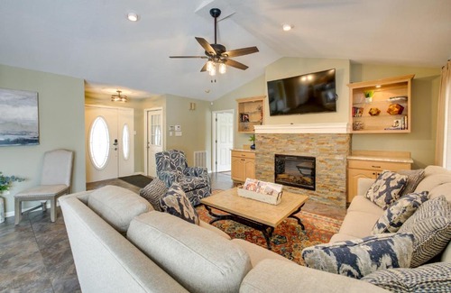 Mid America Casa | Stunning Lake Hamilton Getaway with Hot Tub!
