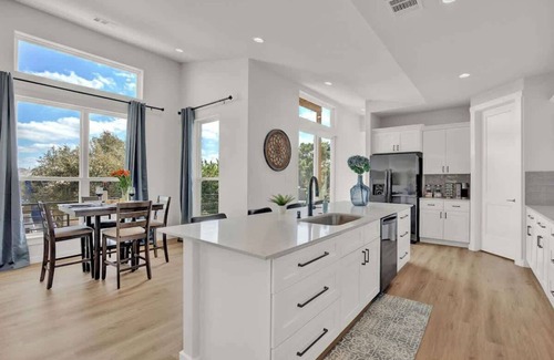 Point Venture Casa | Stunning Lake Home With Pool-beach-gym-boat Access