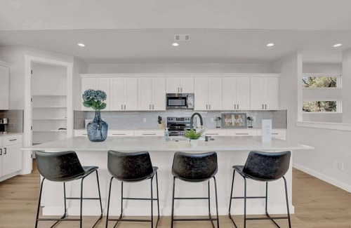 Point Venture Casa | Stunning Lake Home With Pool-beach-gym-boat Access
